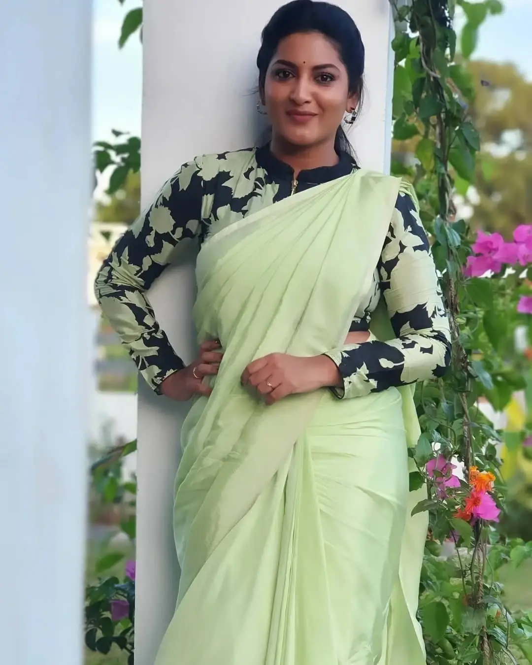 Indian TV Girl Pallavi Ramisetty Photos in Traditional Green Saree